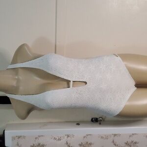 Women's Vince Camuto Lace Plunging V Neck One Piece Swimsuit Size 14